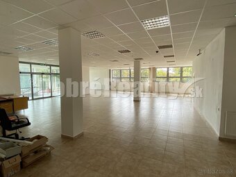 Na prenájom pekný obchodný priestor o rozlohe 250m2 v Rimav - 4