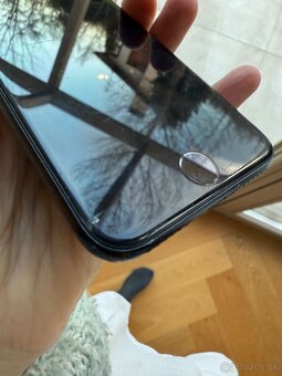 Apple iPhone SE (2020) 128GB cierny - 4