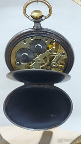 Predám funkčné vreckové hodinky obecný kov stojan nieje súča - 4