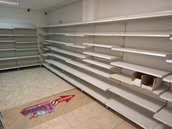 Predám vybavenie predajne - obchodné regále, vitríny, košíky - 4