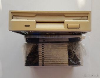 Diskety spolu s 3.5" mechanikami - 4