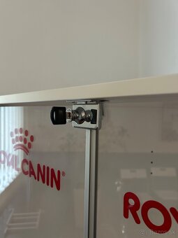 Rohová vitrína Royal Canin - 4
