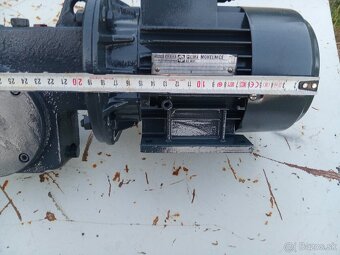 Snekova prevodovka s elektromotorom 0,37kW - 4