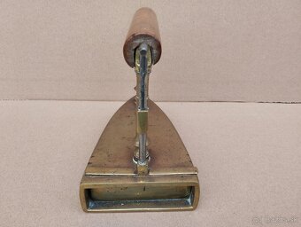 Stará zachovalá mosazná žehlička vel. 7 - 4