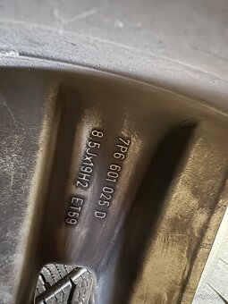 VW R19 5x130 original s letnymi pneu - 4