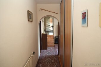 Rodinný dom s garážou a veľkým pozemkom na predaj - 4