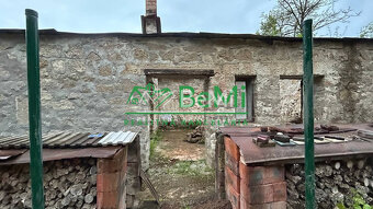 Čarovný pozemok s múrmi pôvodného domu, Sebedín - 4