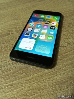 iPhone 8 / 64GB Super stav - 4
