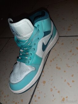 Jordan 1 Mid Chenille Bleached Turquoise - 4