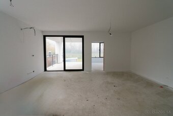 MODERNÝ DVOJDOM V POVODE- VEĽKÝ POZEMOK - 4