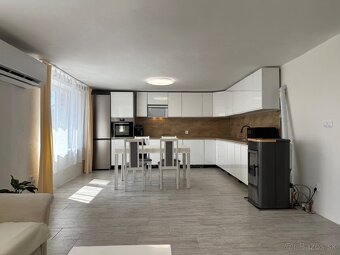 Veľký RD s bazénom v obci Petrova Ves - 2 samostatné bývania - 4