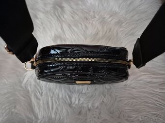 Kabelka Guess crossbody čierna lesklá - 4