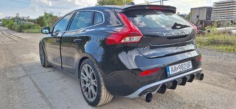 VOLVO V40 T2 2.0 BENZÍN 2017 BSR VERZIA R DESIGN - 4