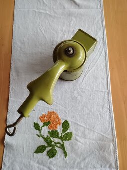 Mlynček na orechy. - 4