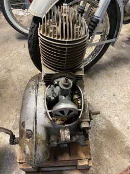 Motor Jawa Pérák 250 - 4