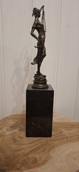 Justice bronz socha - 4