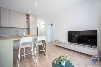Na prenájom moderný 2 izbový byt v novostavbe s parkovacím m - 4