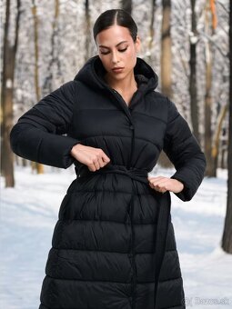 Prešívaný čierny kabát s opaskom má dvojitý zips s gombíkmi - 4