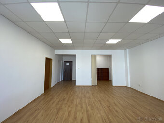 Priestranná kancelária : 42 m2 - v centre mesta - 4