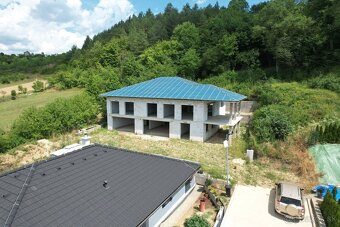 Na predaj exkluzívna, rozmerná vila v obci Mikušovce pri Ila - 4