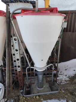 Krmitko so zásobníkom - 4