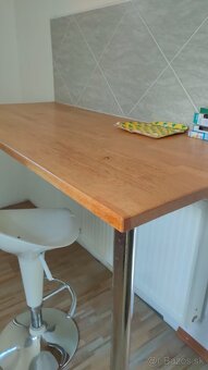 Stoly a stolíky a nábytkova stena, písacie stoly. - 4