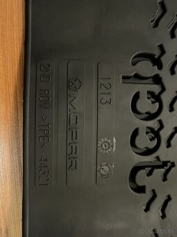 Predám originál gumene koberce MOPAR na Jeep Wrangler - 4