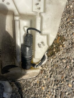 Nádoba na ostrekovace BMW f10 - 4