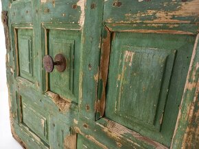 Staré drevené dvere s rúčkou - dekorácia na stenu - door - 4
