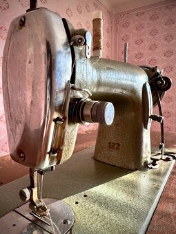 Šijací stroj Minerva 122 – retro, pedál + príslušenstvo - 4