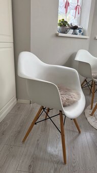 Okrúhly kuchynský stôl+ 4 stoličky - 4