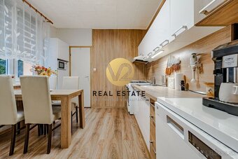 Na Predaj - priestranný 3-izbový byt (84 m²) s balkónom - Če - 4