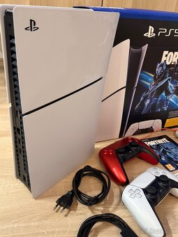 PS5 Digital + Nacon stanica + 2 ovládače | TOP stav - 4