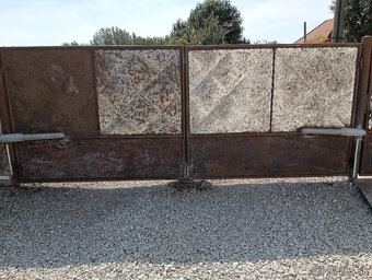 Predám dvojkrídlová brána + bránička - 4