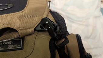 Predám úplne nový baťoh oakley 21l FOS901477-32 - 4