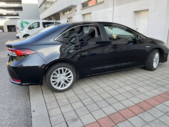 Toyota Corolla sedan 1.8 Hybrid e-CVT Comfort Tech Style - 4