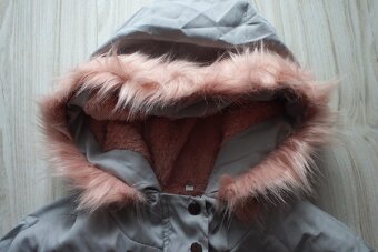 Šedá vetrovka s ružovou kožušinkou - 4