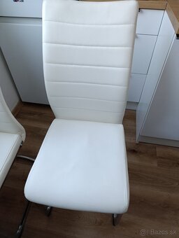 Kuchynsky stol a stolicky - 4