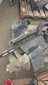 Mercruiser 5,7 L EFI s pohonom - motor - 4