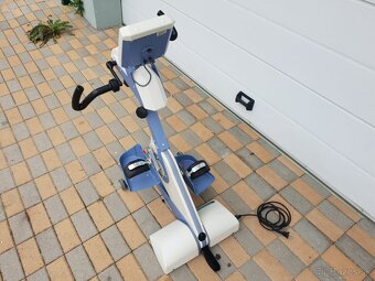 rehabilitačný bicykel na ruky nohy pre ZTP vozičkarov - 4