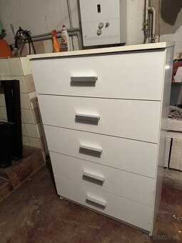 Biela skrinka so zásuvkami - 4