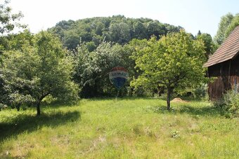 Starší dom na rekonštrukciu s veľkým pozemkom v Banskej Štia - 4