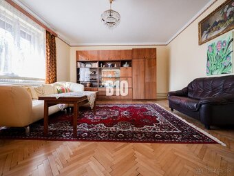 Rodinný dom s veľkým pozemkom v Košútoch – ideálny na rekonš - 4
