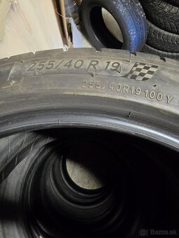 255/40r19 - 4