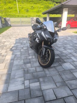 Kawasaki ZX10R - 4