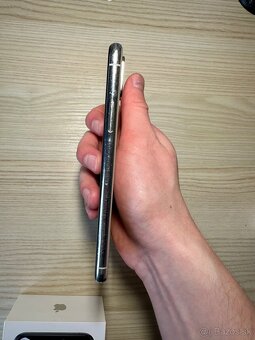 Predám zachovalý iPhone XS Silver 64GB - 4