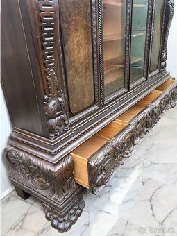 Masívna bohato rezbovaná historická vitrína, S280xV190xH60 - 4