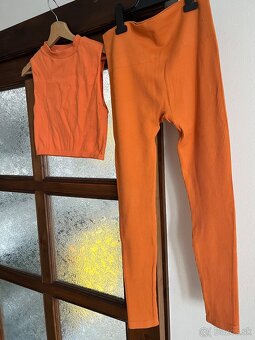 Stradivarius oranžový Crop top + leginy č. L - 4
