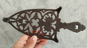 Krásná stará zdobená podložka pod starou žehličku. TOP - 4