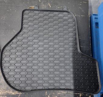 VW Golf VI gumové autorohože a vanička do kufra - 4